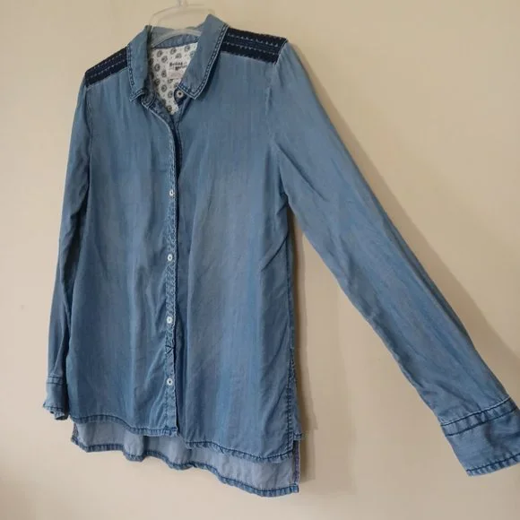 Holding Horses Women's Medium Chambray Blue Embroidered Button Up Shirt Western - Picture 5 of 5